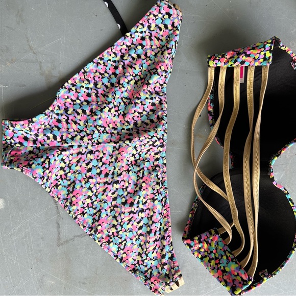 Victoria’s Secret Bikini - Picture 2 of 3